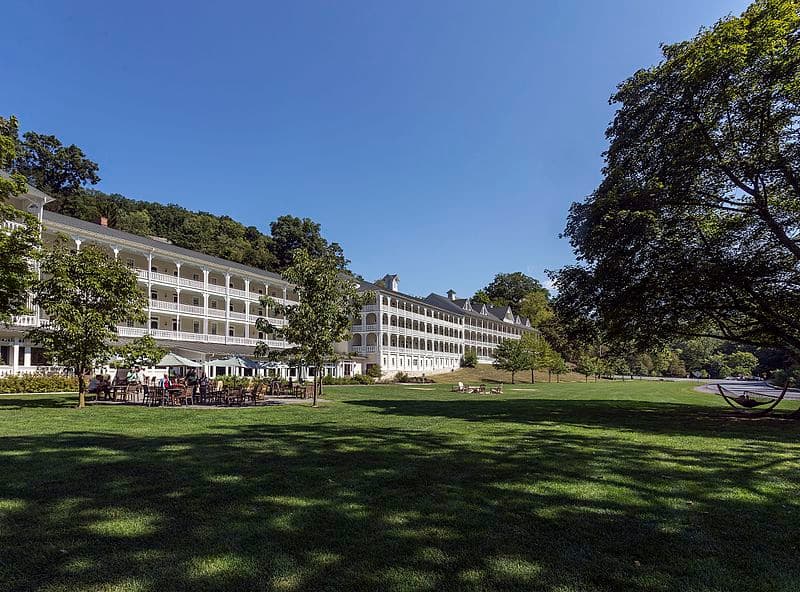 Acroterion via Wikimedia Commons CC4.0